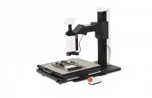 Leica Z16 APO Makroskop mit Mikroskopkamera und motorisiertem Kreuztisch Leica IsoPro mit Handsteuerung, rechtsseitig